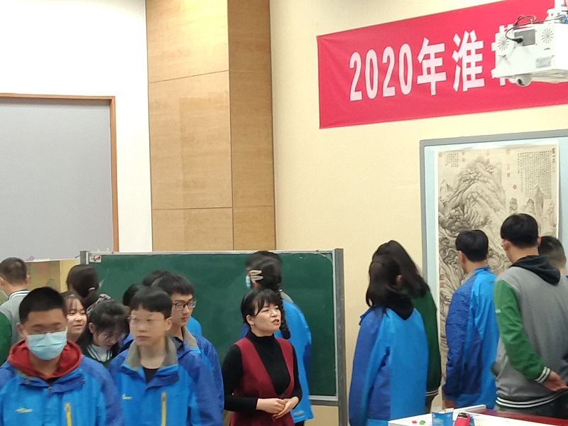 邵妍老师在比赛中.jpg