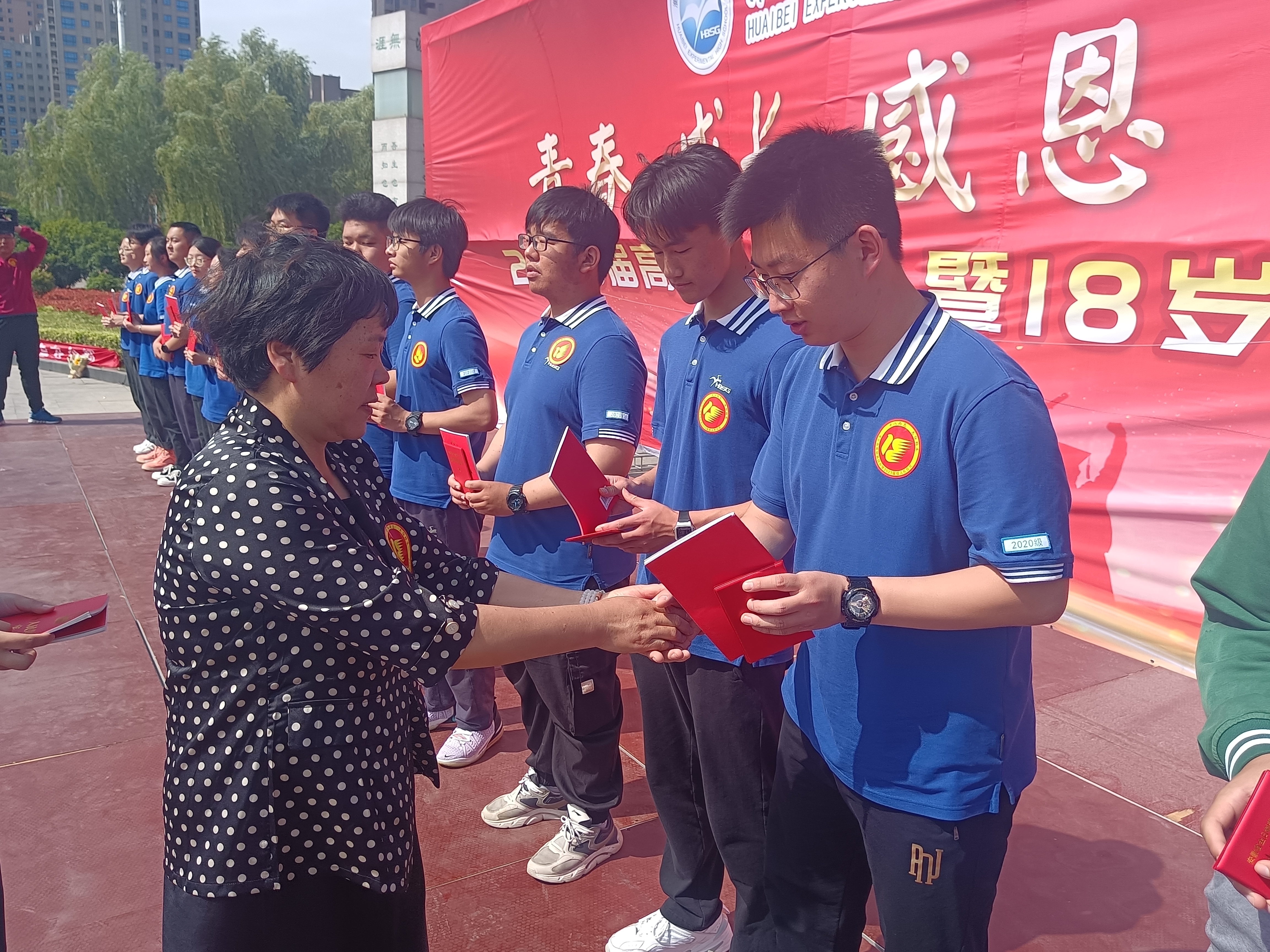 14颁发毕业证汤校长单独.jpg